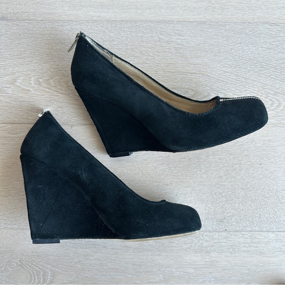 Black suede Michael Kors wedge heels with zippers - Picture 4 of 7